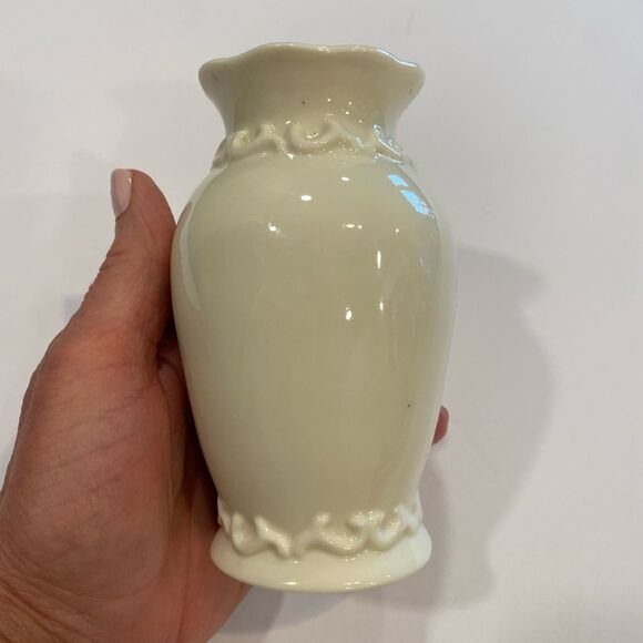 Vintage Porcelain Vase Cream Flower Lillies on Face Scalloped Detail Nec… - Picture 11 of 13